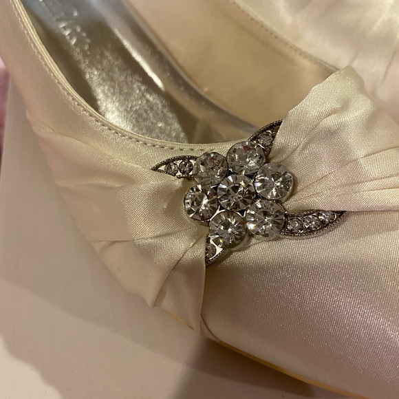 Super cute elegant formal dress heels - Picture 2 of 7